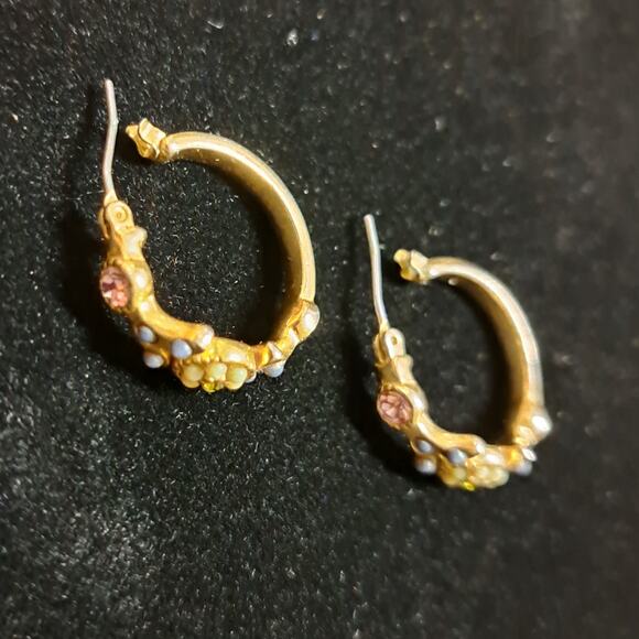 Vtg Floral Design Rhinestone Gold Tone ⅞" Diameter Hoop Earrings Snap Closure - Picture 9 of 16